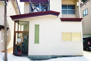 A building with a door, a window, and a balcony. - Otaru Retreat Come Inn (Otaru)