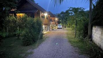 المنشأة من الخارج