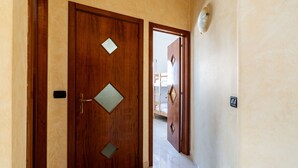 A wooden door with a diamond-shaped window and a handle. - Casa Pellicani by Wonderful Italy (Bari)