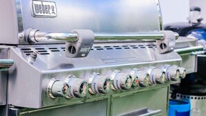 A Weber gas grill with multiple burners and a stainless steel finish. - Pension Haus Marianne (Nußdorf ob der Traisen)