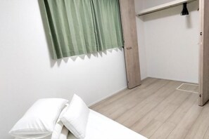 Room - New 2-story house! 2 minutes to station, parking, easy Disneyland access, near restaurants & shops (Chiba)