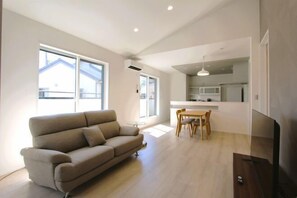 Room - New 2-story house! 2 minutes to station, parking, easy Disneyland access, near restaurants & shops (Chiba)