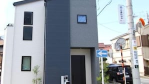 Ein modernes, zweistöckiges Gebäude mit Parkplatzschild, das freie Stellplätze anzeigt.
