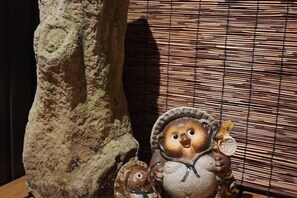 A large rock formation next to a bamboo blind. - [Mina's LanternHouse] 1 house (3 bedrooms/8 beds/2 parking lots) (Takayama)