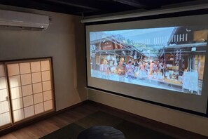 Perinteisen japanilaisen katunäkymän projisointi seinälle.