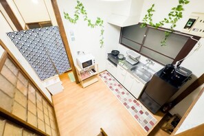 A compact kitchen with a microwave, sink, and stove. - Ikebukuro Free Pickup#Ueno 14 mins Nippori 10 mins Entire property Up to 7 guests B (Tokyo)