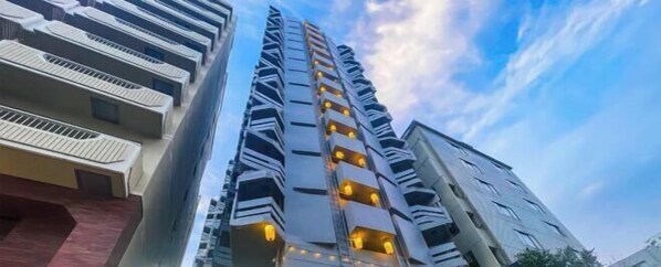 A high-rise building with multiple balconies and a modern architectural design. - Ikebukuro Free Pickup#Ueno 14 mins Nippori 10 mins Entire property Up to 7 guests B (Tokyo)
