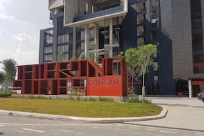 Ein modernes Gebäude mit einer roten Struktur, auf der 'CYBERJAYA' steht.