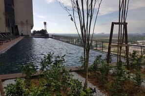 حمام سباحة خارجي