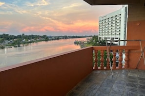Property grounds - Nice Waterfront 2Br River View Walk to City (Kuching)