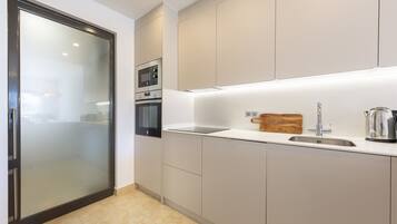 Frigorífico, microondas, horno y lavavajillas