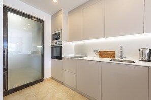 ثلاجة، ميكروويف، فرن، غسالة أطباق