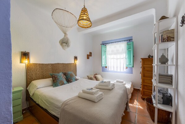 Iron/ironing board, bed sheets