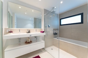 Shower, hair dryer, towels - MalagaSuite Higueron West (Fuengirola)