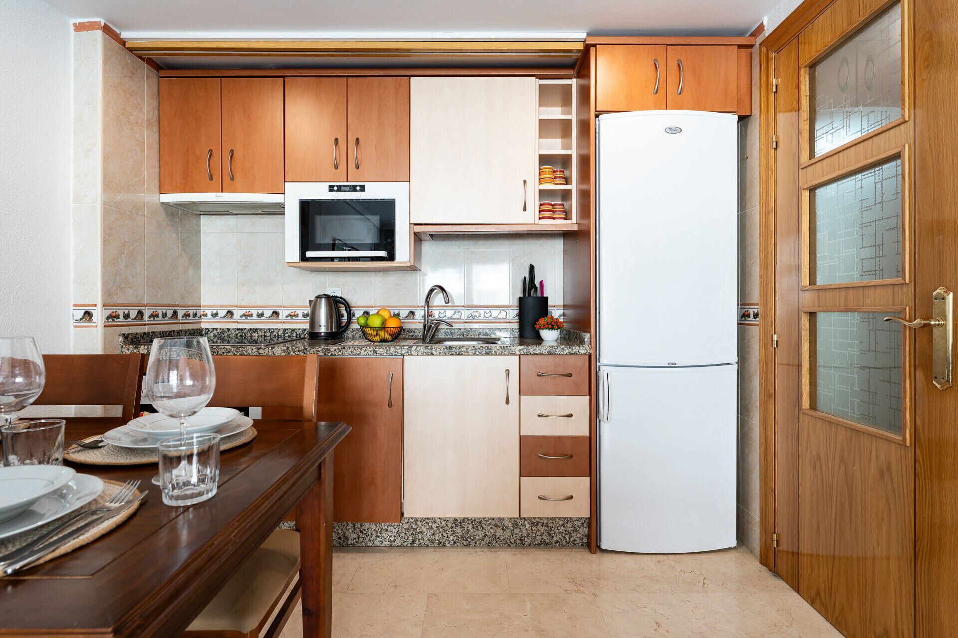 ثلاجة، ميكروويف، فرن، ماكينة لصنع القهوة/الشاي