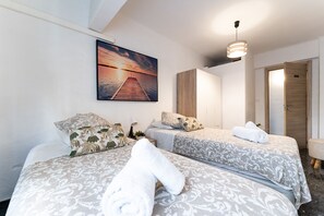 Tabla de planchar con plancha, wifi gratis y ropa de cama 