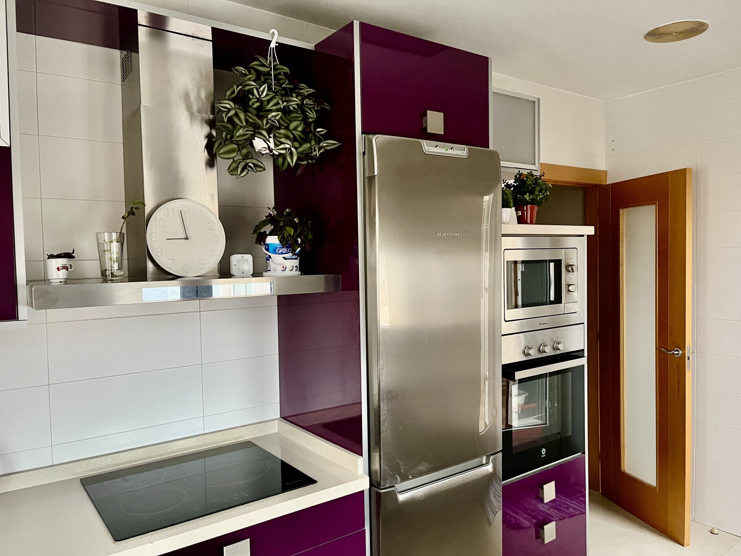 Fridge, microwave, oven, coffee/tea maker