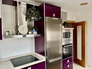 Frigorífico, microondas, horno y cafetera o tetera