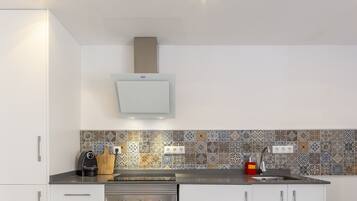 Fridge, microwave, oven, coffee/tea maker