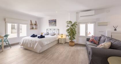 AlmeriaSuite Serenity Home