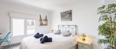 Tabla de planchar con plancha, wifi gratis, ropa de cama