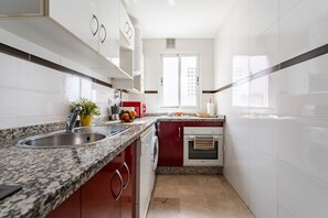 Kjøleskap, mikrobølgeovn, ovn og oppvaskmaskin