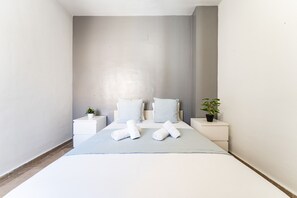 2 soverom, strykejern/-brett og sengetøy