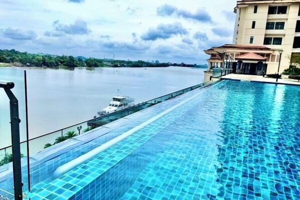 حمام سباحة خارجي