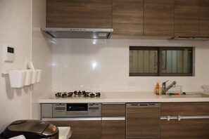Room - Peace House｜4 Bedrooms, 5 Bathrooms, 5 Toilets, Parking & Terrace (Osaka)