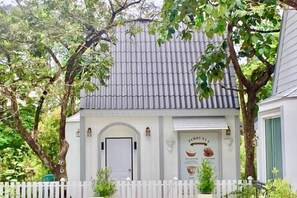 Unclassified image, 2 of 41, button - Pimbunya house (Phibun Mangsahan)