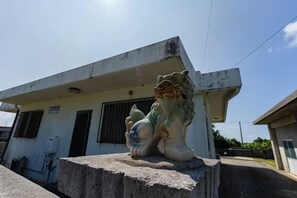 Exterior detail - Agari (Ie)