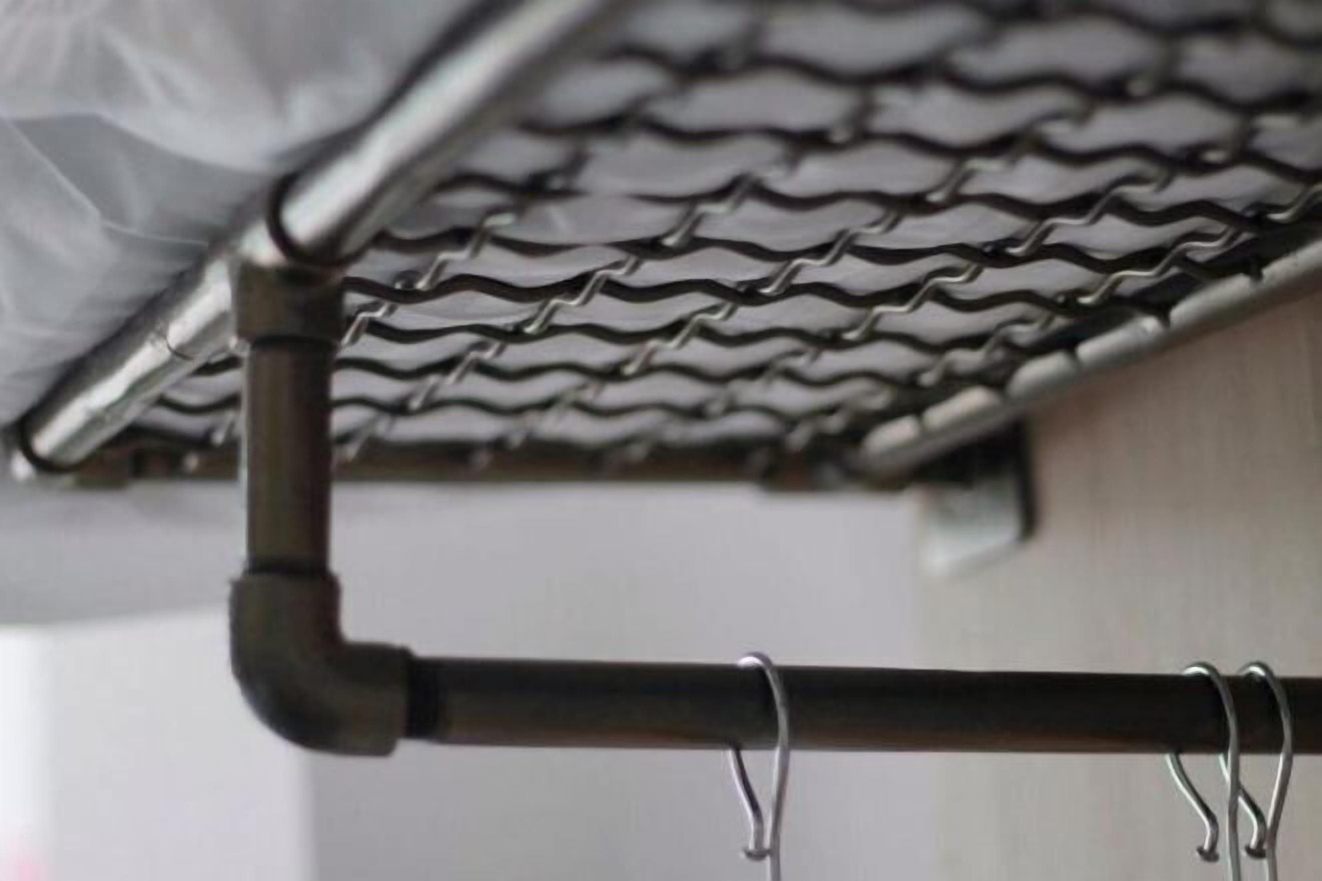 Sistema de desagüe metálico con techo de metal corrugado.