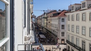 A bustling street scene with historic buildings, a prominent archway, and a crowd of people. - Nomad's Lisbon Call 2BDR Rua Augusta (Lisbon)