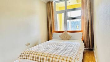 1 dormitorio, tabla de planchar con plancha, wifi y ropa de cama