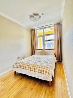 1 dormitorio, tabla de planchar con plancha, wifi y ropa de cama