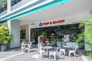 Tienda Top Shop con terraza y entrada visible.