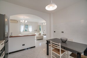 Apartment, 3 Bedrooms | Dining room