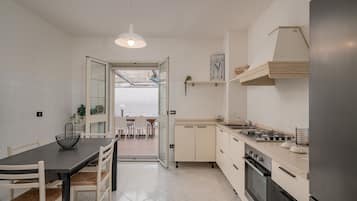 Apartamento, 3 quartos | Cozinha privada | Geladeira, fogão, cooktop, máquina de café expresso