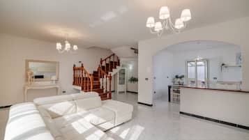 Apartamento, 3 quartos | Área de estar | TV 30 polegadas com canais via satélite