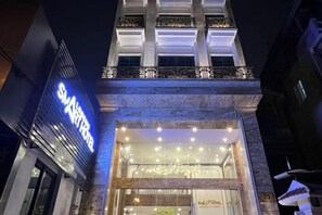 A hotel entrance with a sign reading 'SMART HOTEL' and a well-lit facade. - Legend Smart Hotel (Hanoi)