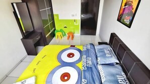 Un dormitorio con cama, armario, espejo, puerta y un cartel en la pared.