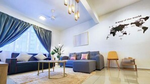 Un salon moderne avec un canapé, un pouf, une table basse et une carte du monde accrochée au mur.
