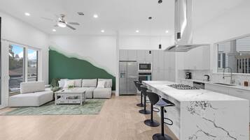 Refrigerador, microondas, horno y parrilla de estufa