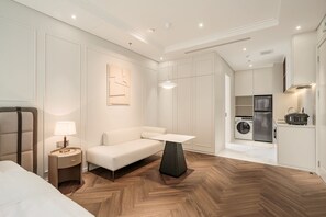 Estudio City, balcón, vistas a la ciudad | Ropa de cama hipoalergénica y colchones viscoelásticos