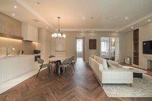 奢华公寓, 2 间卧室, 浴缸 | 客房内用餐