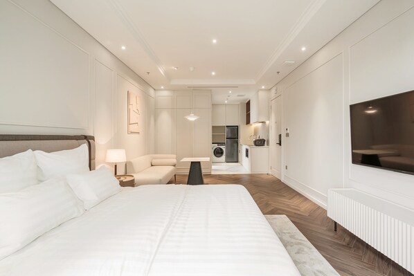 Estudio City, balcón, vistas a la ciudad | Ropa de cama hipoalergénica y colchones viscoelásticos