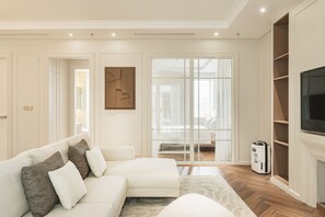 Luxury-Apartment, 2 Schlafzimmer, Badewanne | Essbereich im Zimmer