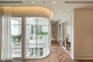 Luxury-Apartment, 2 Schlafzimmer, Badewanne | Wohnzimmer | 60-Zoll-Smart-TV mit Satellitenempfang, Netflix, Streaming-Dienste