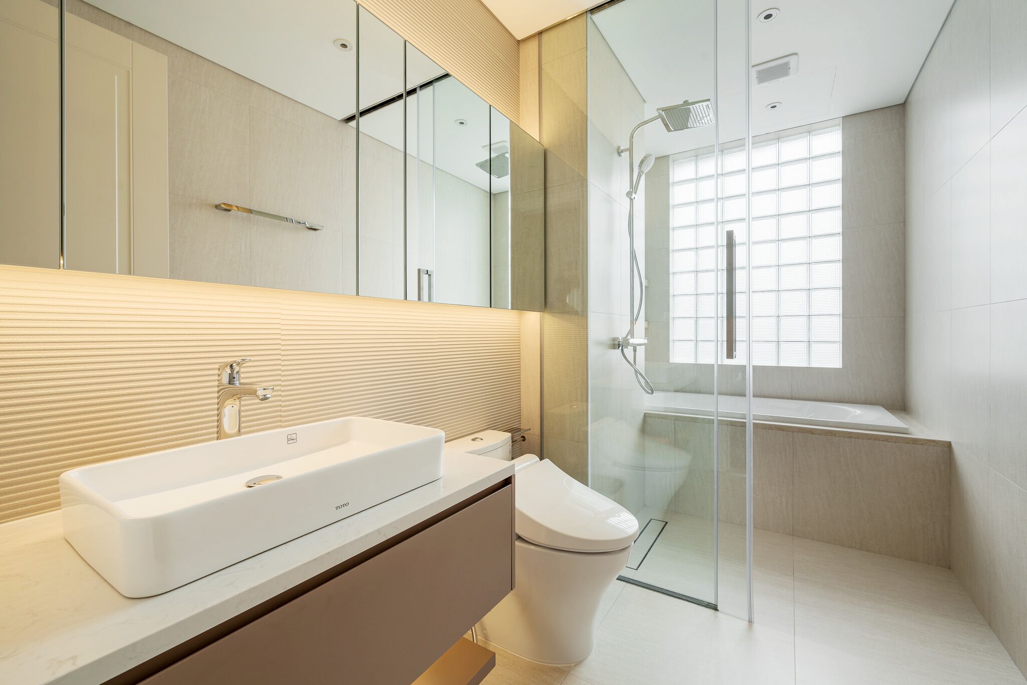Apartamento superluxo, 2 quartos, banheira | Banheiro | Chuveiro, ducha de hidromassagem, produtos de toalete grátis 