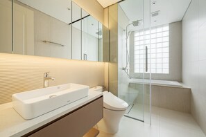 Luxus apartman, 2 hálószobával, fürdőkád | Fürdőszoba | Zuhanyzó, hidromasszázs-zuhanyzó, ingyenes piperecikkek és hajszárító